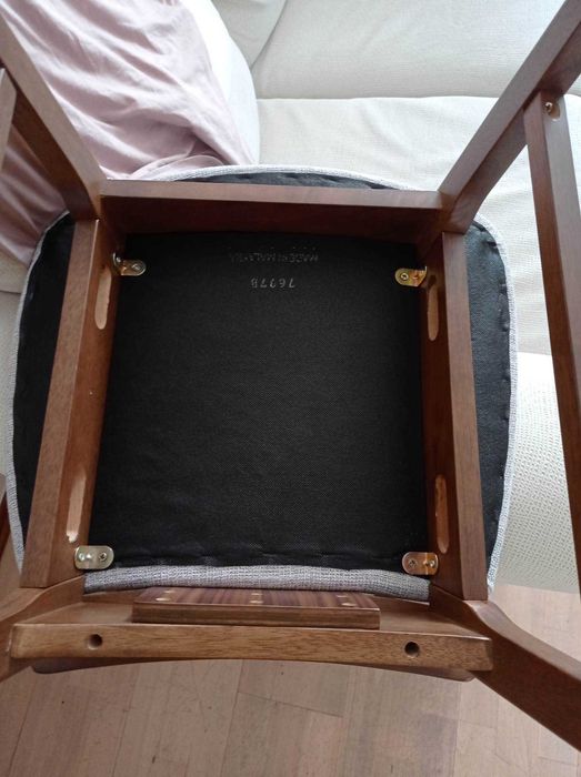 Zestaw dwóch krzeseł Henrico, nóżki orzech, szare siedzisko.