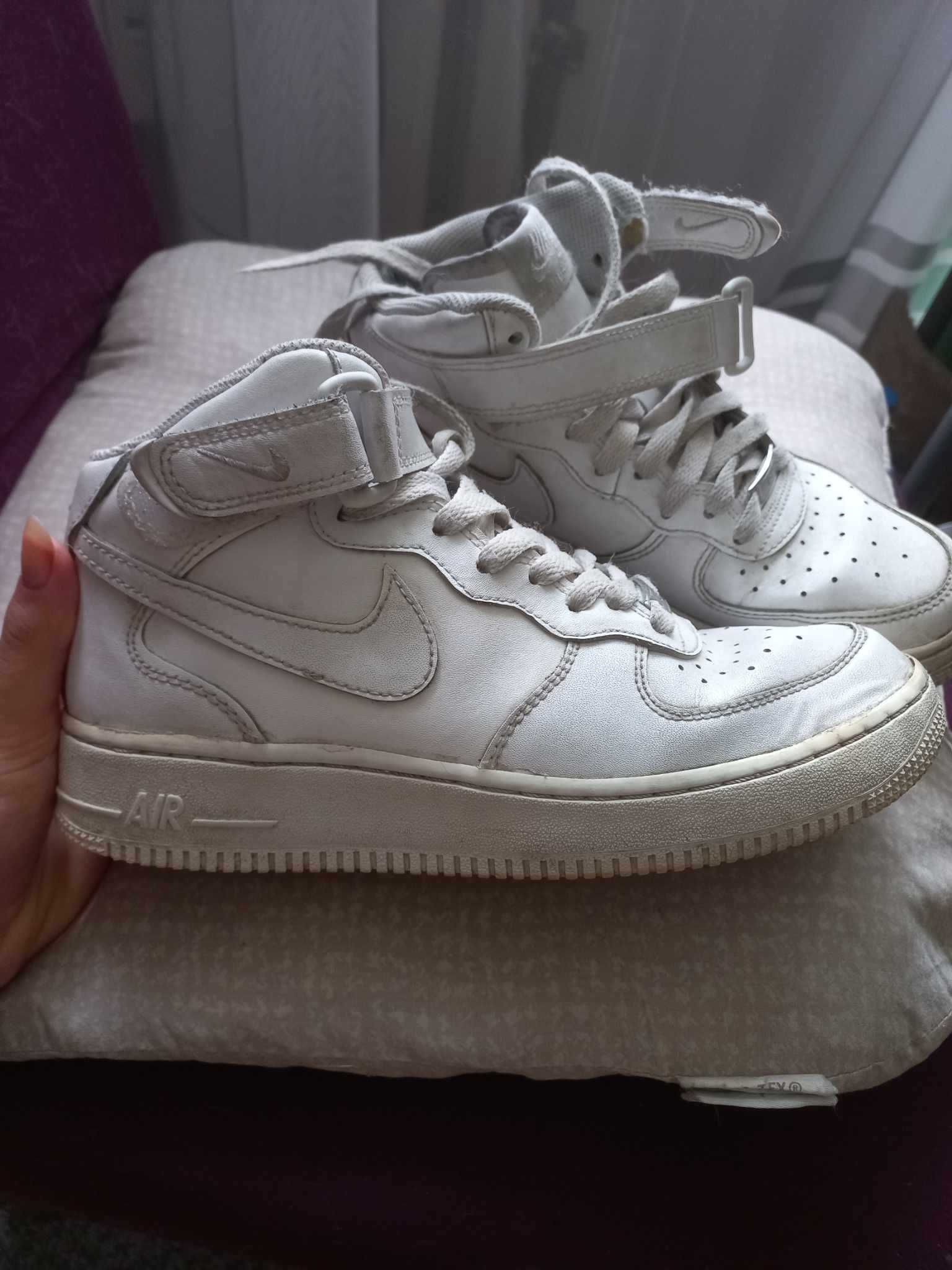 Białe damskie sneakersy Nike Air Force 1 Mid basic casual thrash metal