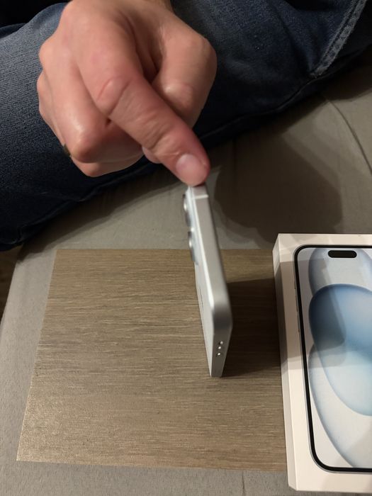 Iphone 15 od nowosci z szkiełkiem i etui na pleckach.