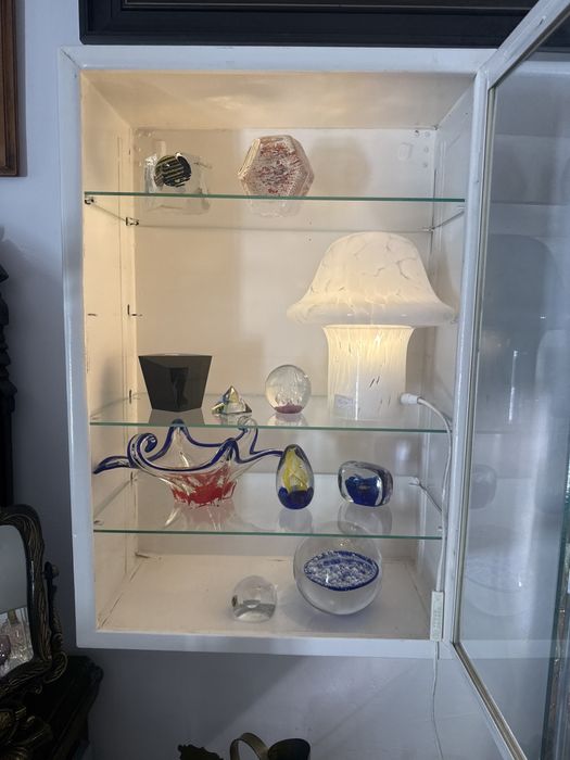 Piekna metalowa szafka apteczna