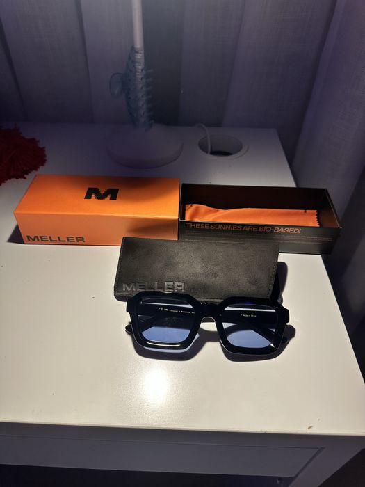 Óculos pretos com lentes azuis