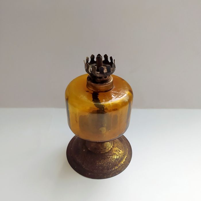 Lampa naftowa XIX w w kolorze bursztynu