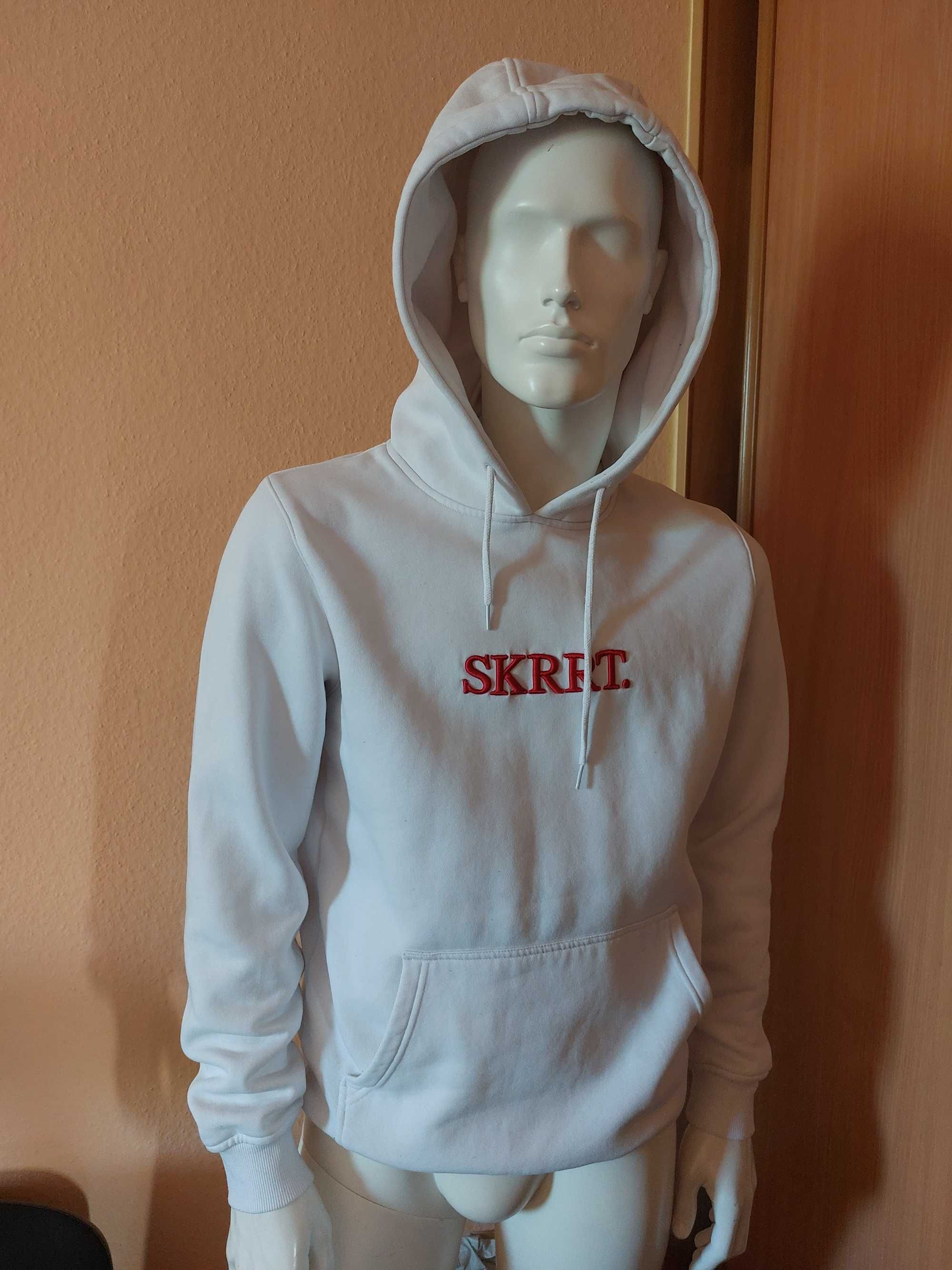 Biała bluza Mister Tee SKRRT.