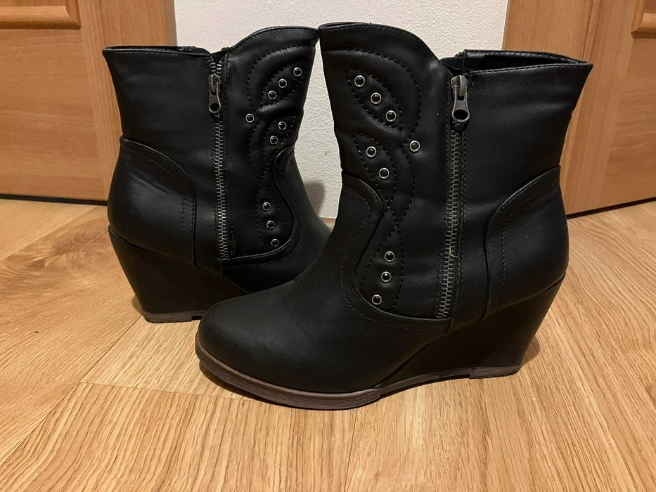 Zimowe botki na koturnie 39