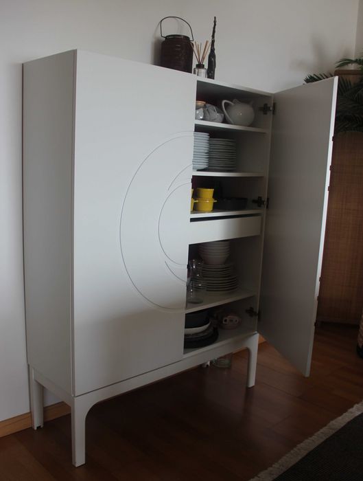 Aparador Vertical Branco – Elegância e Funcionalidade