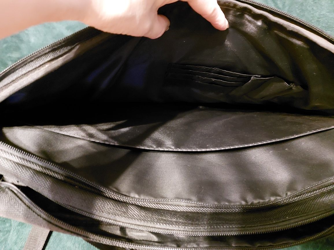 Dużą czarna torba na laptop