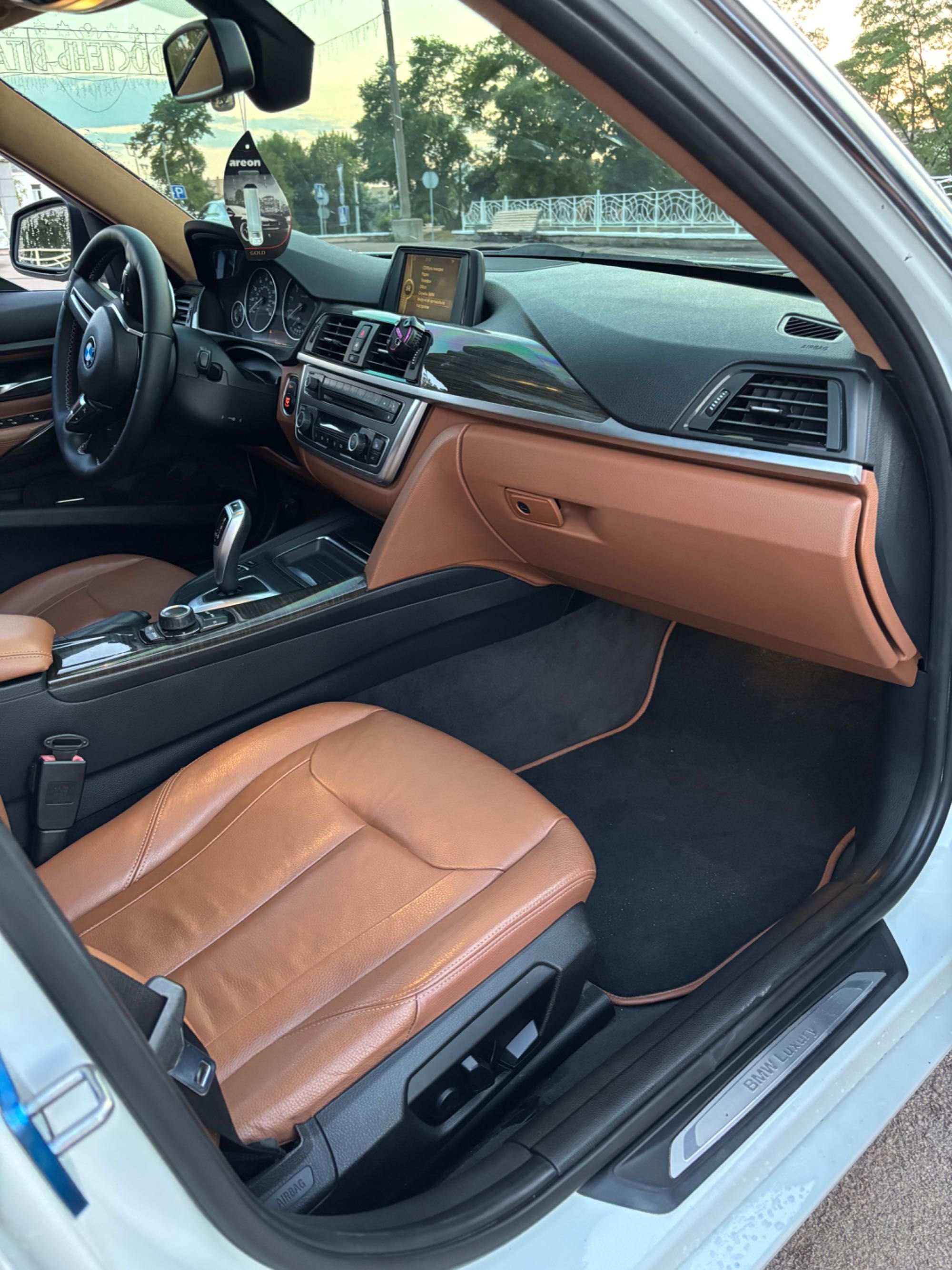 Автомобіль BMW 328i