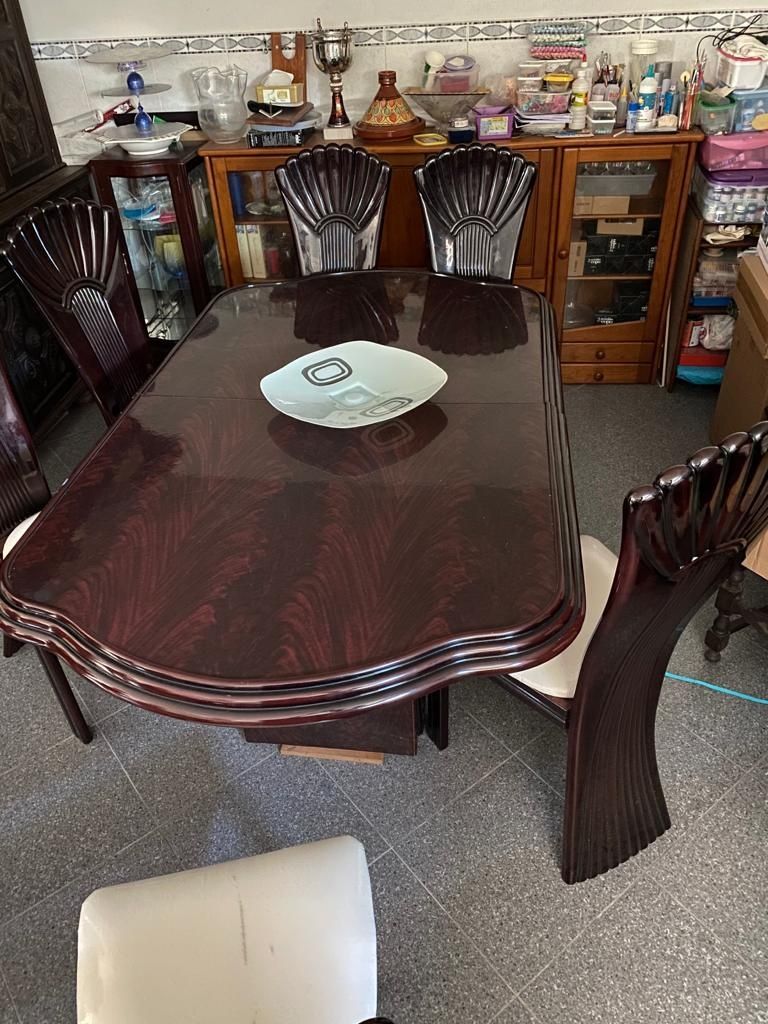 Mesa de sala com 6 cadeiras estufadas e pele branca