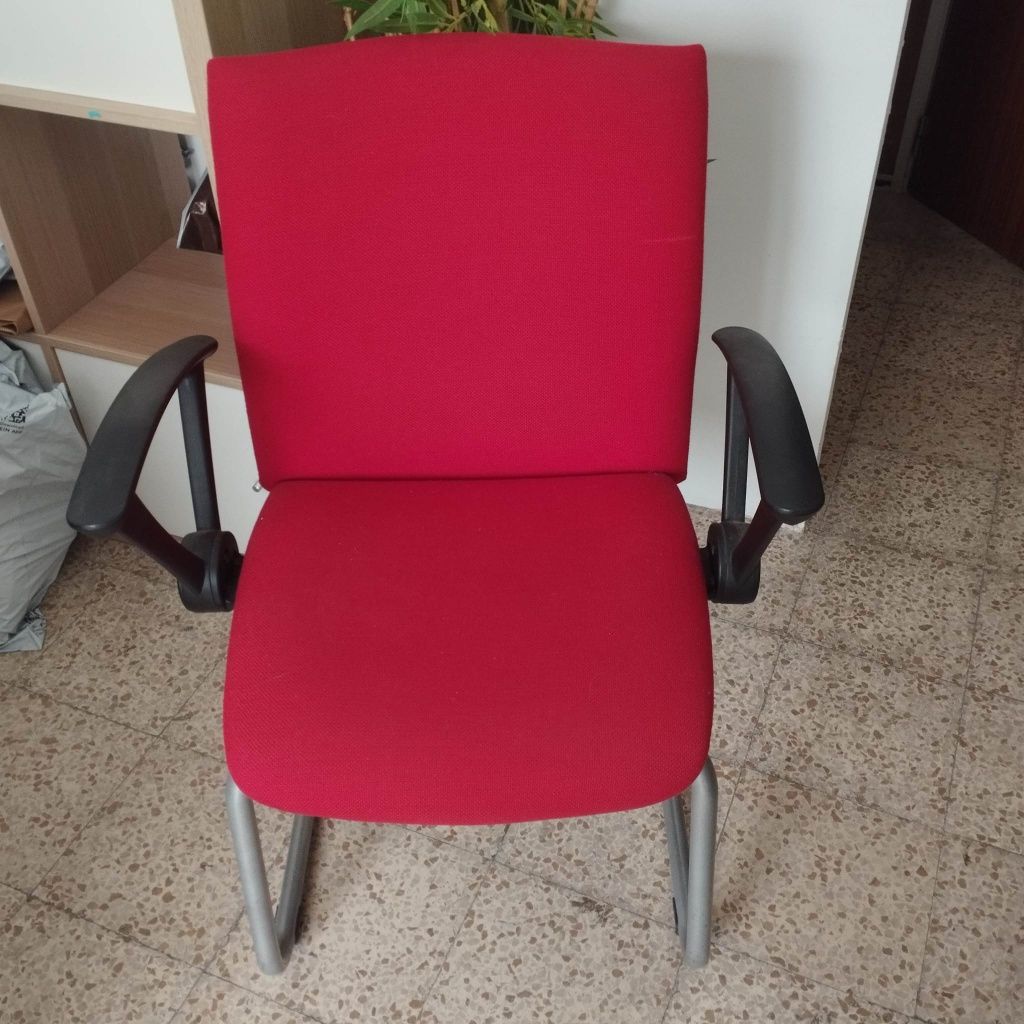Cadeira em tecido vermelho
