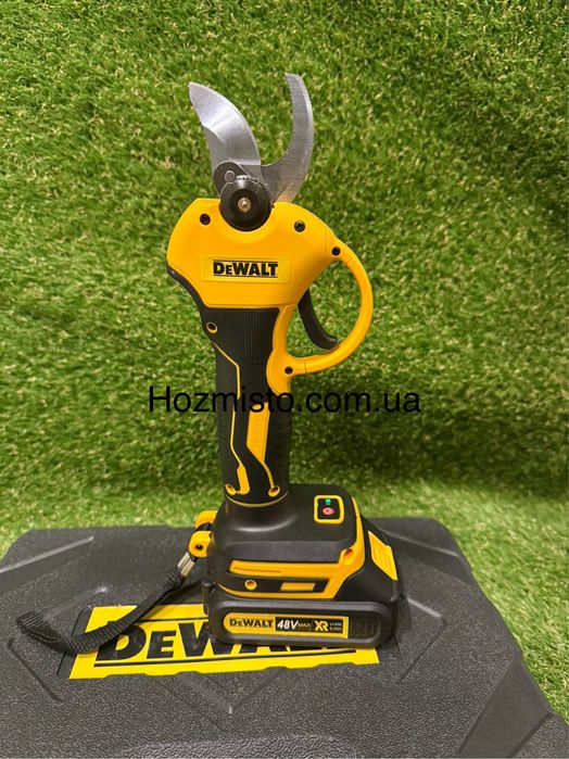 Акумуляторний секатор DeWalt DCMP550P1 (48V 6AH) ефективний інструмент