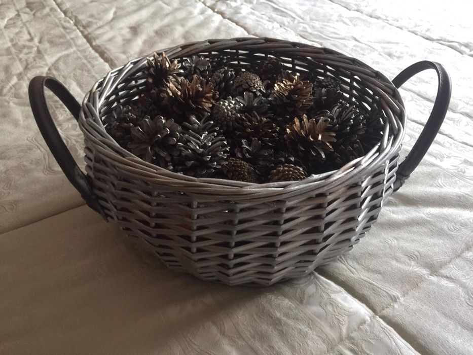 Cesto decorativo de pinhas