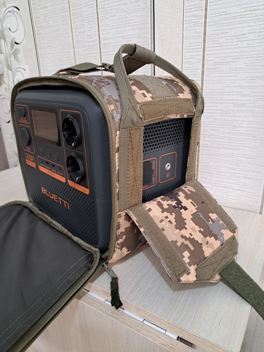 Зарядна станція Bluetti AC70P із сумкою.