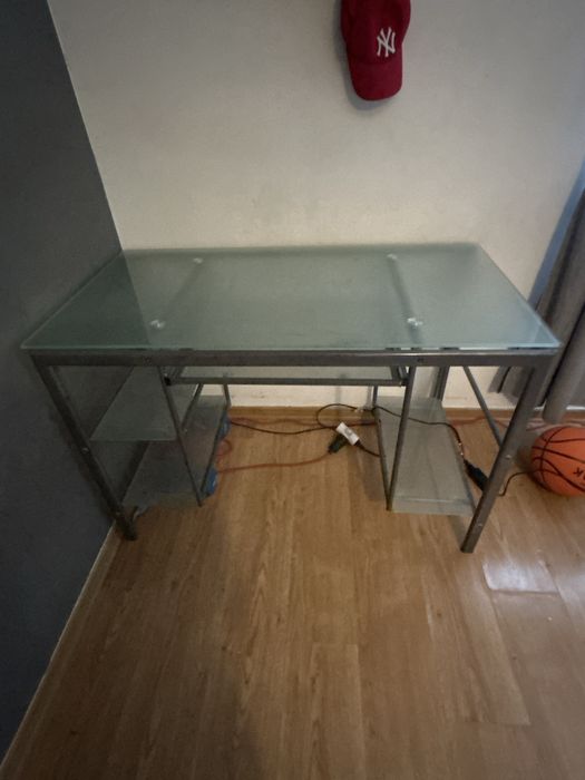 Mesa de vidro com gaveta