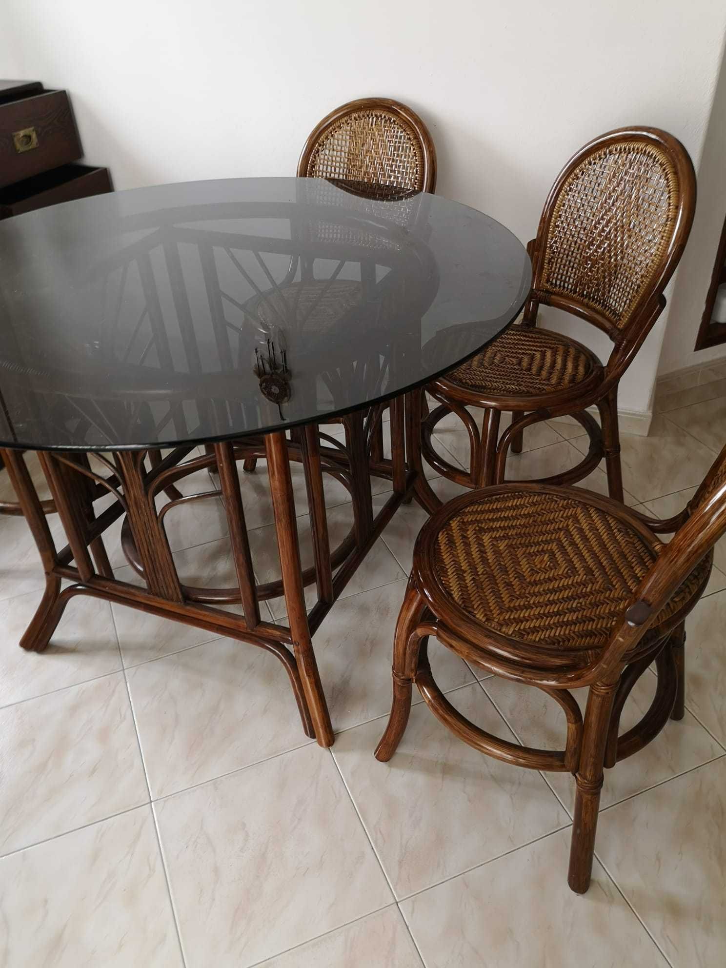 Mesa de sala com base em bambu (sem cadeiras)