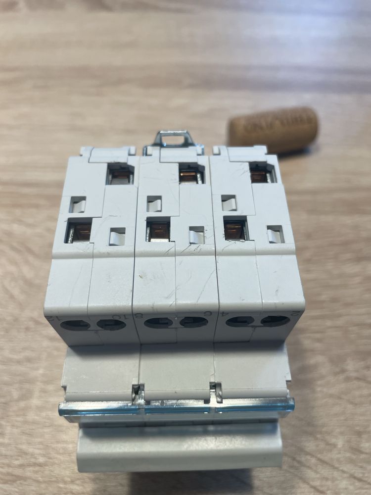 Перемикач I-0-II Hager SFT340 3P 40А