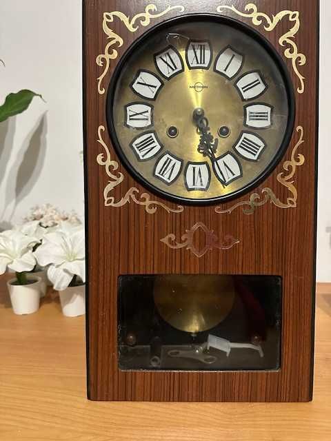 stary zegar ścienny