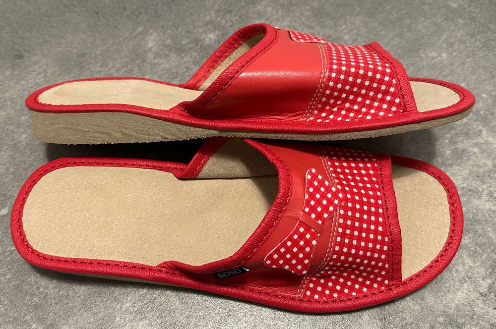 Nowe damskie pantofle, czerwone, podeszwa gumową, rozmiar 40