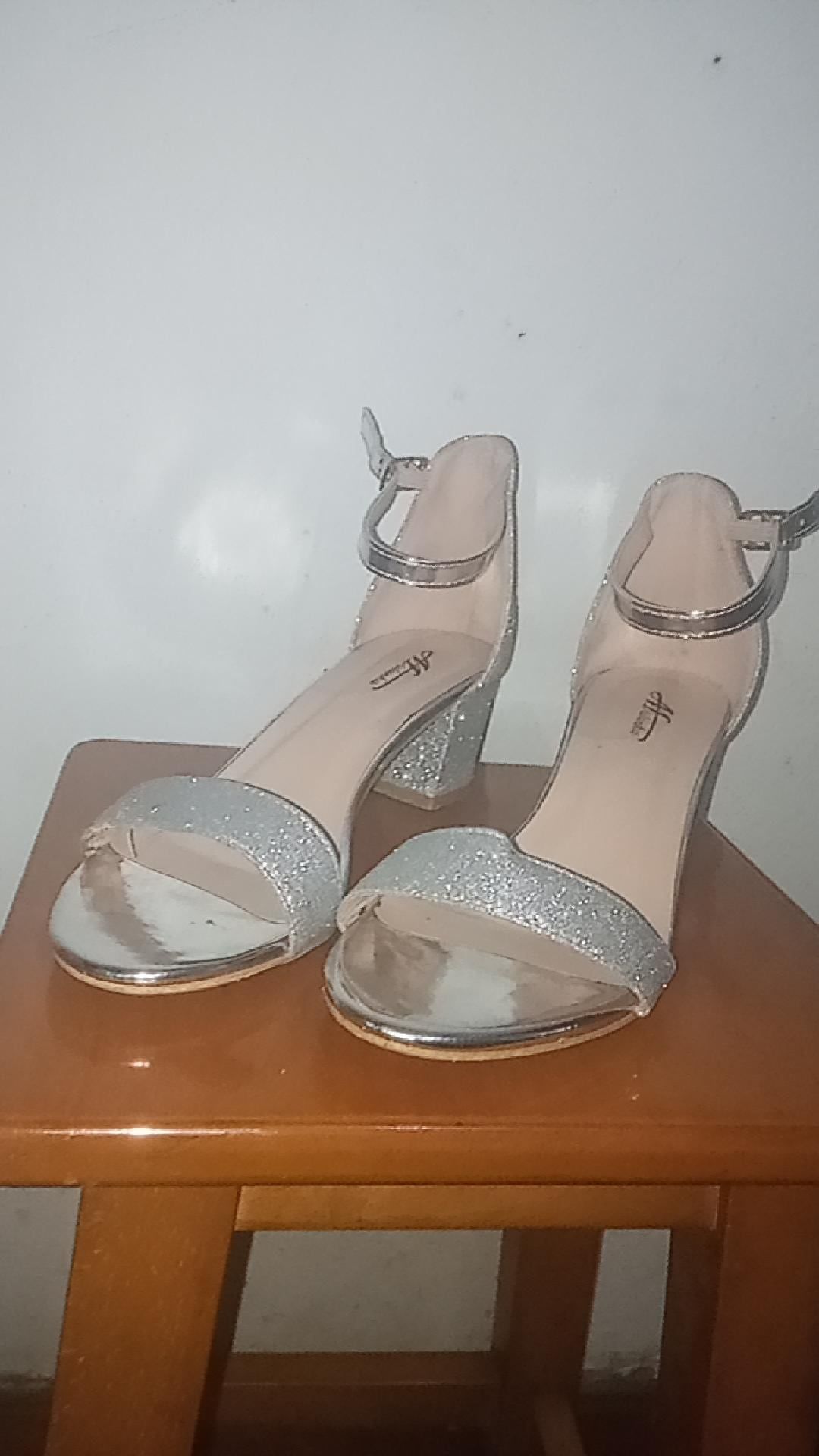 Vendo sapatos de mulher