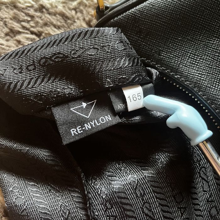 Сумка Prada re-edition leather handbag