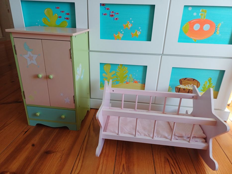 Berço e guarda-fato em madeira para boneca