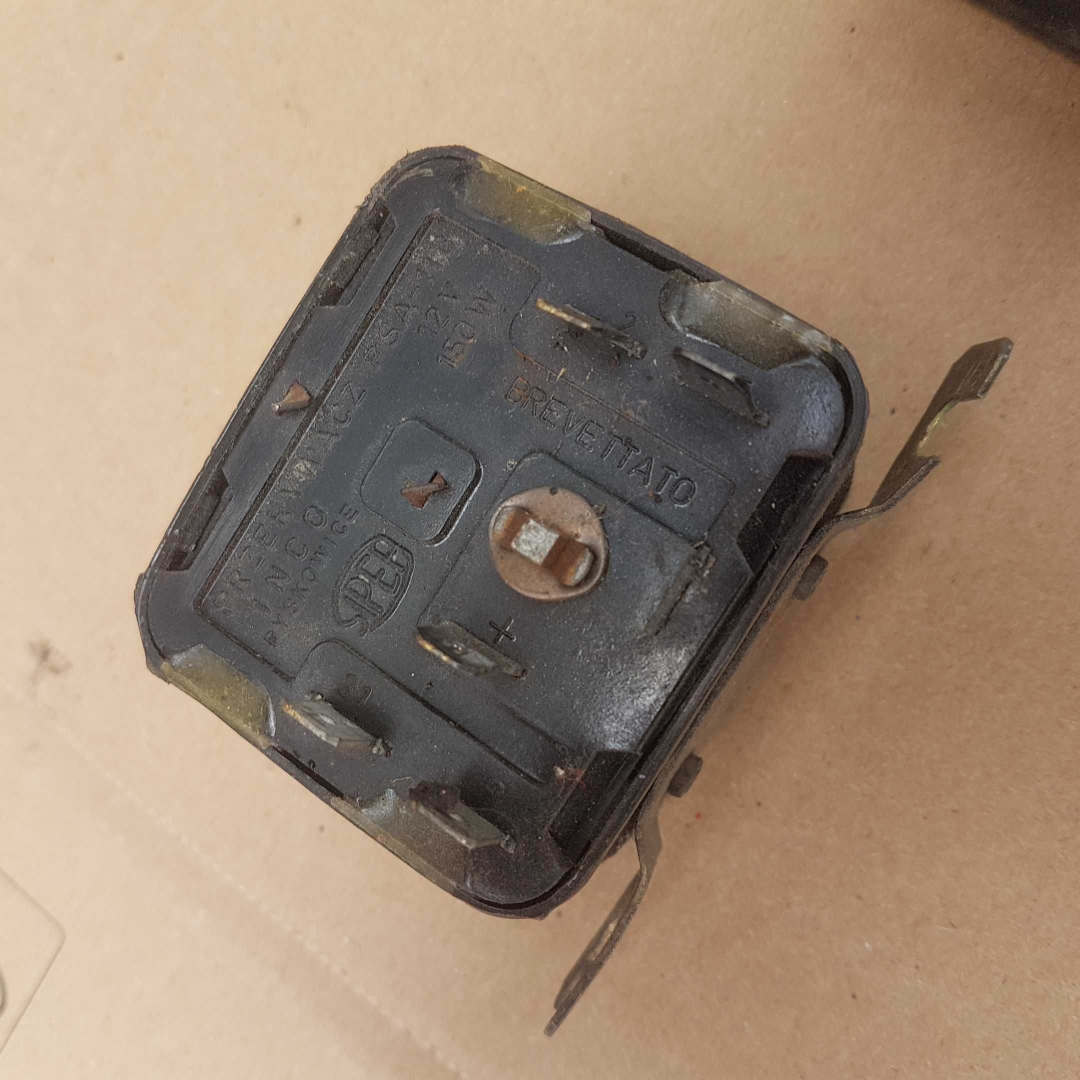 przekażnik PRZERYWACZ kierunkowskazów  FIAT 126P PSA-116 12V
