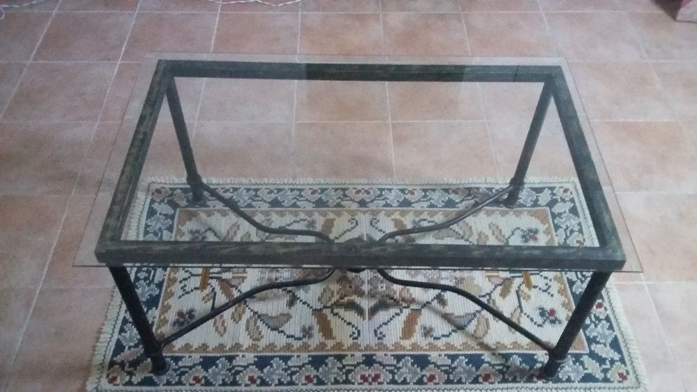 Mesa de centro com estrutura em ferro e tampo de vidro bicelado