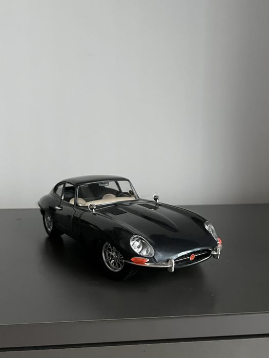 Jaguar e-type 1:18 bburago pudełko