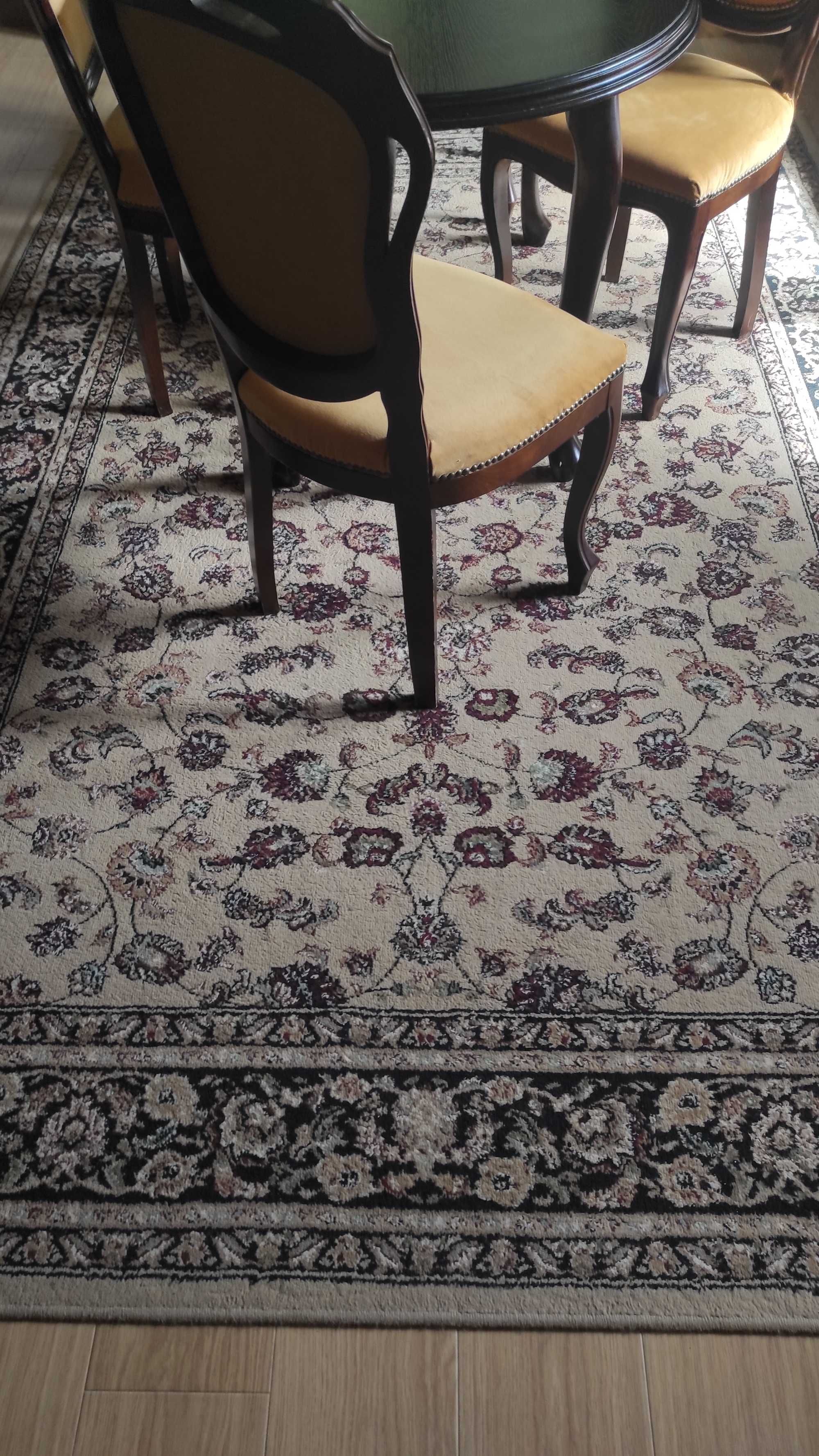 Komplet stół plus krzesła plus dywan