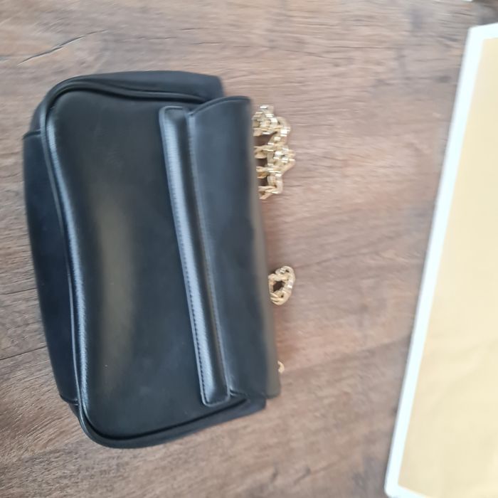 Versace torebka crossbody listonoszka czarna frędzle złote elementy re