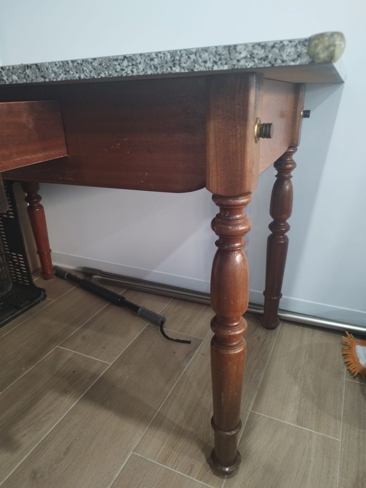 Mesa de Madeira com Tampo em Granito