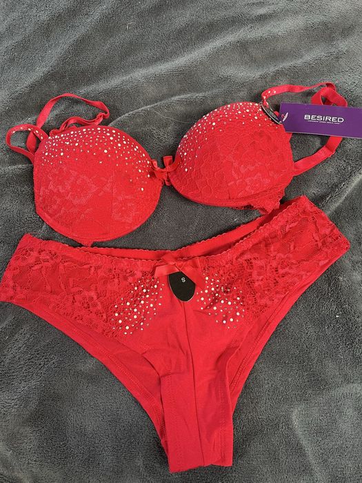 Nowy czerwony komplet figi S i biustonosz 70 A z metkami Besired