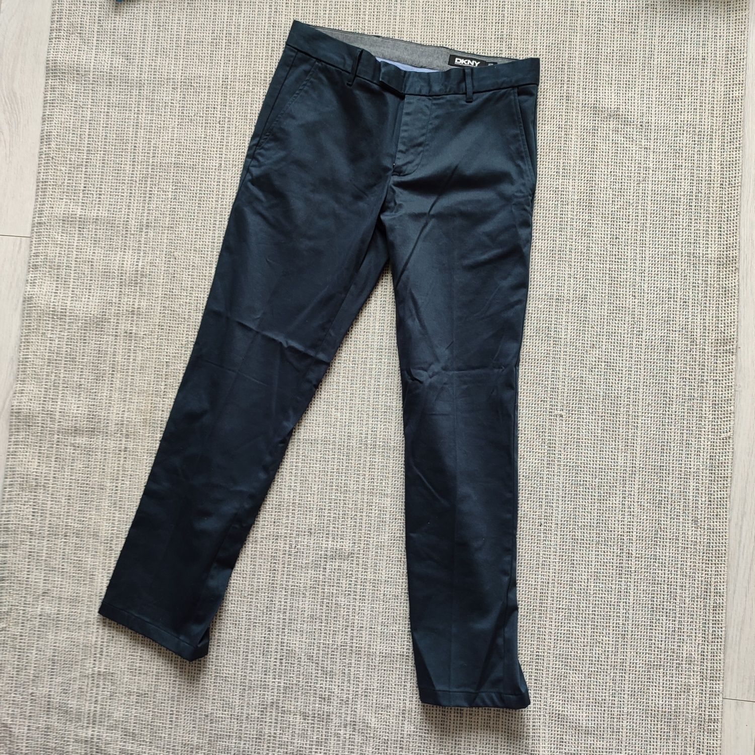 Spodnie męskie DKNY 32R casual wyjściowe ciemny granat chinosy wesele