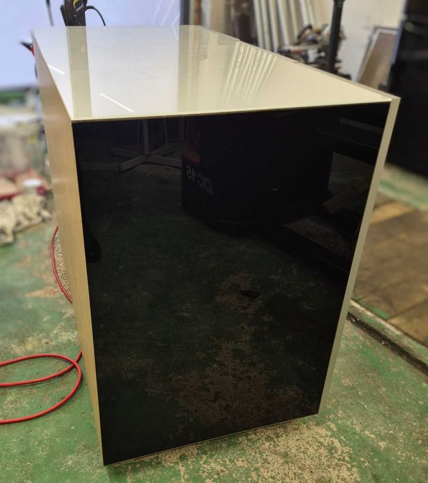 Szafka z aluminiowymi frontami