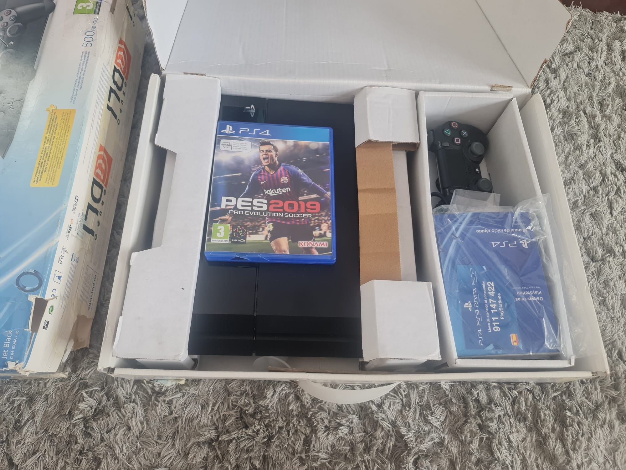 Playstation 4 com jogo e comandos