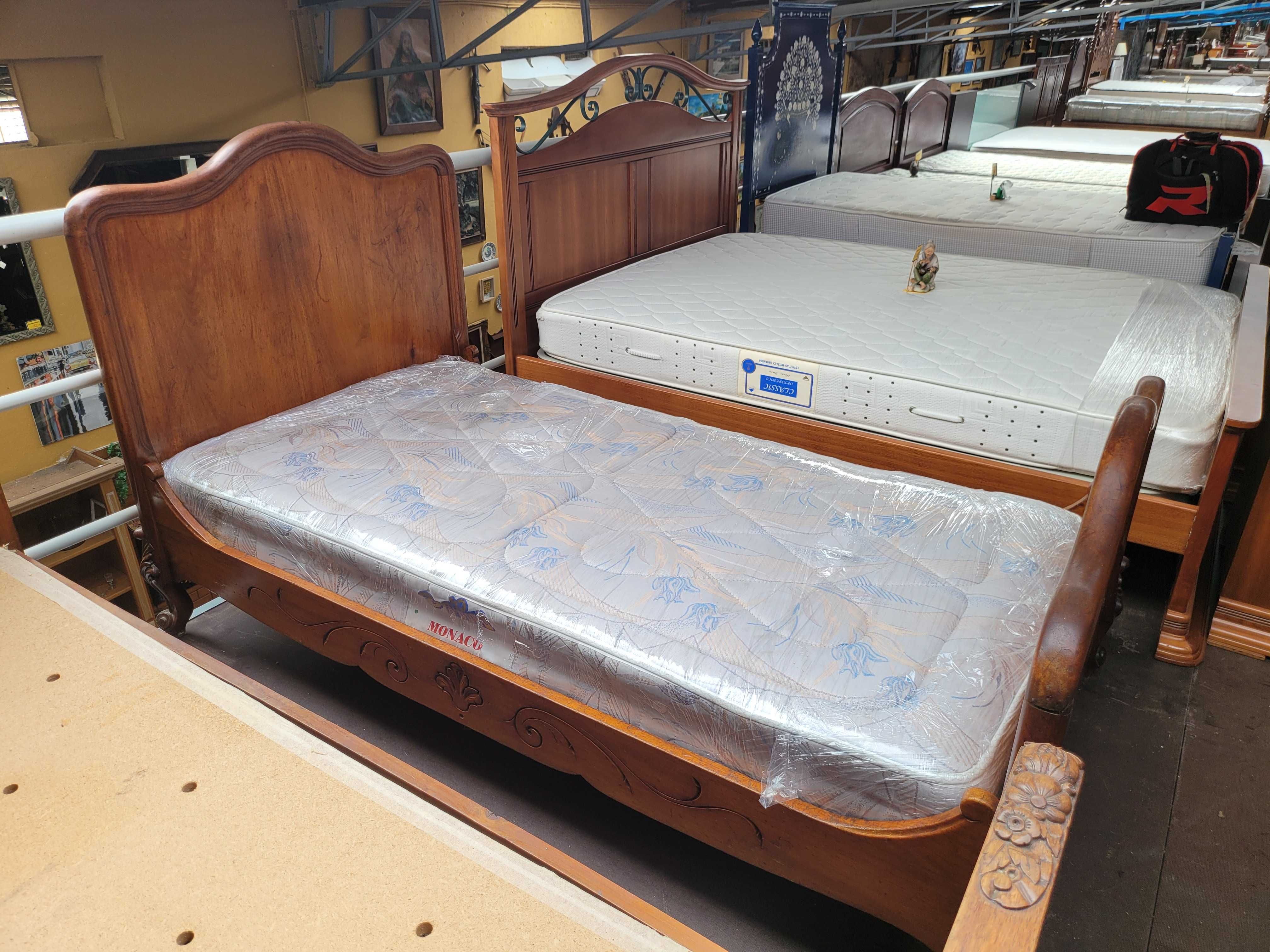 Cama de solteiro antiga em madeira maciça com estrado e colc