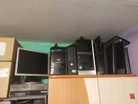 Stare komputery i monitory pod retro gry