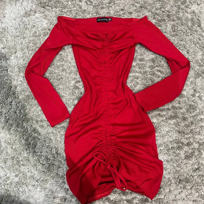 Червоне плаття для ляльки