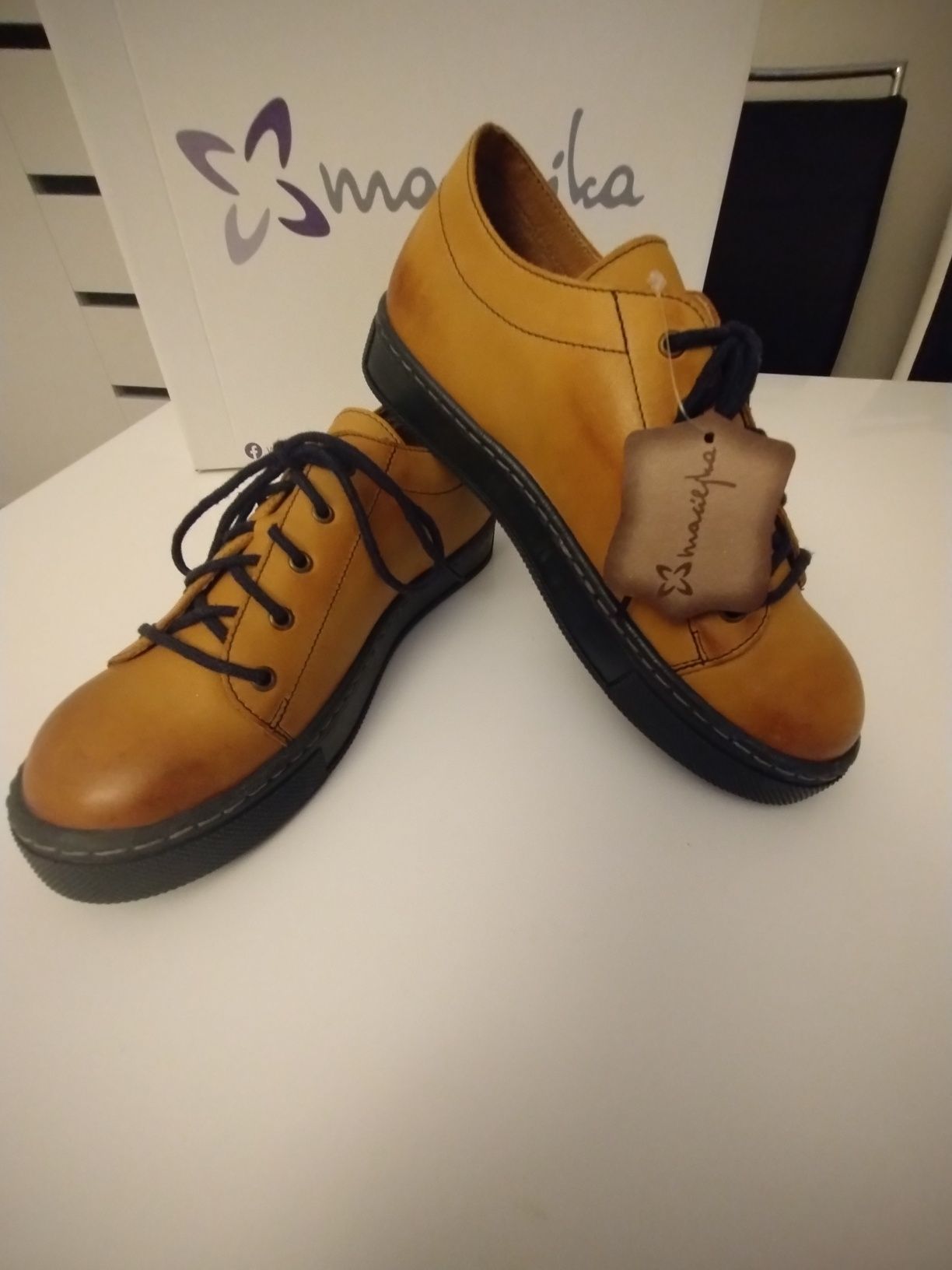 Musztarowe sneakersy skórzane z Maciejki
