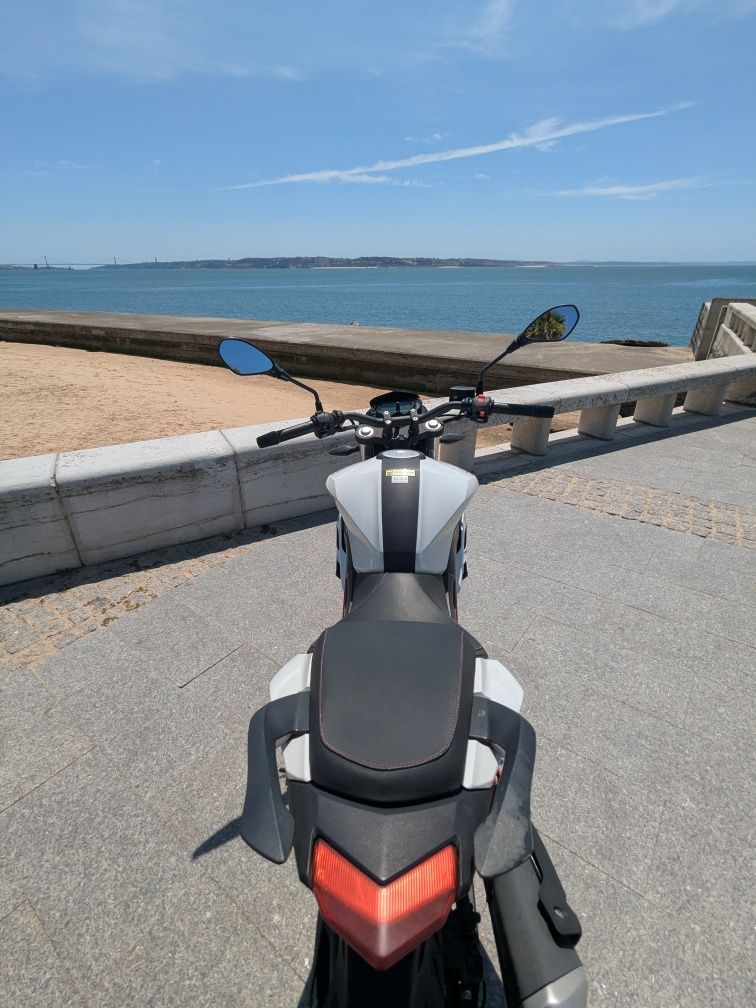 Mota Benelli BN 125 com pneus Michelin