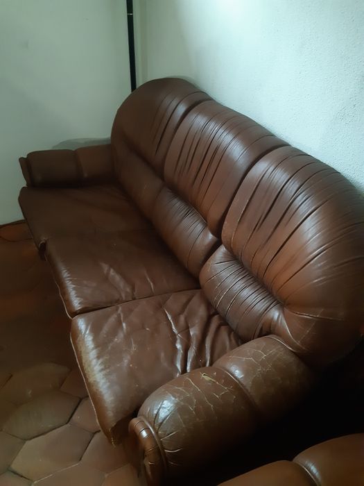 Sofá castanho usado