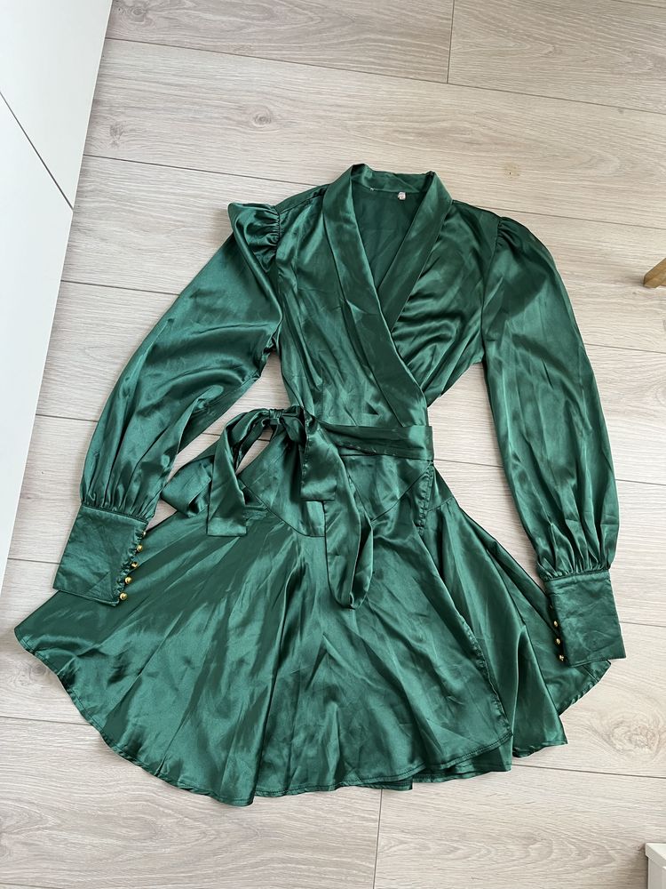 Zielona satynowa kopertowa wiązana sukienka Asos złote guziki S zara