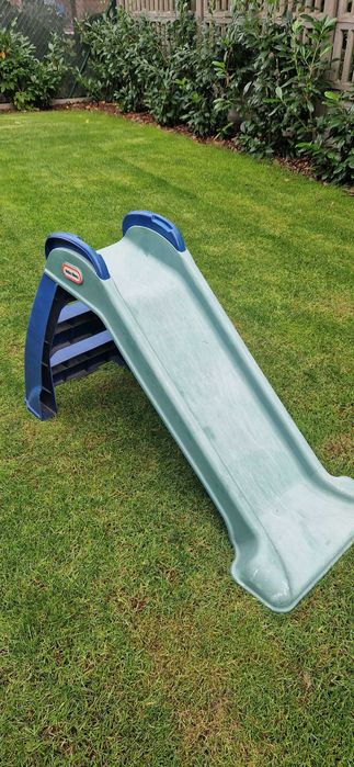 Plastikowa zjeżdżalnia