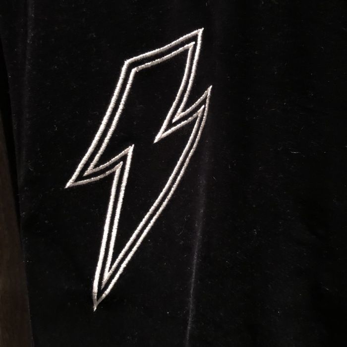 Czarna sukienka welurowa z haftami H&M Divided [38]