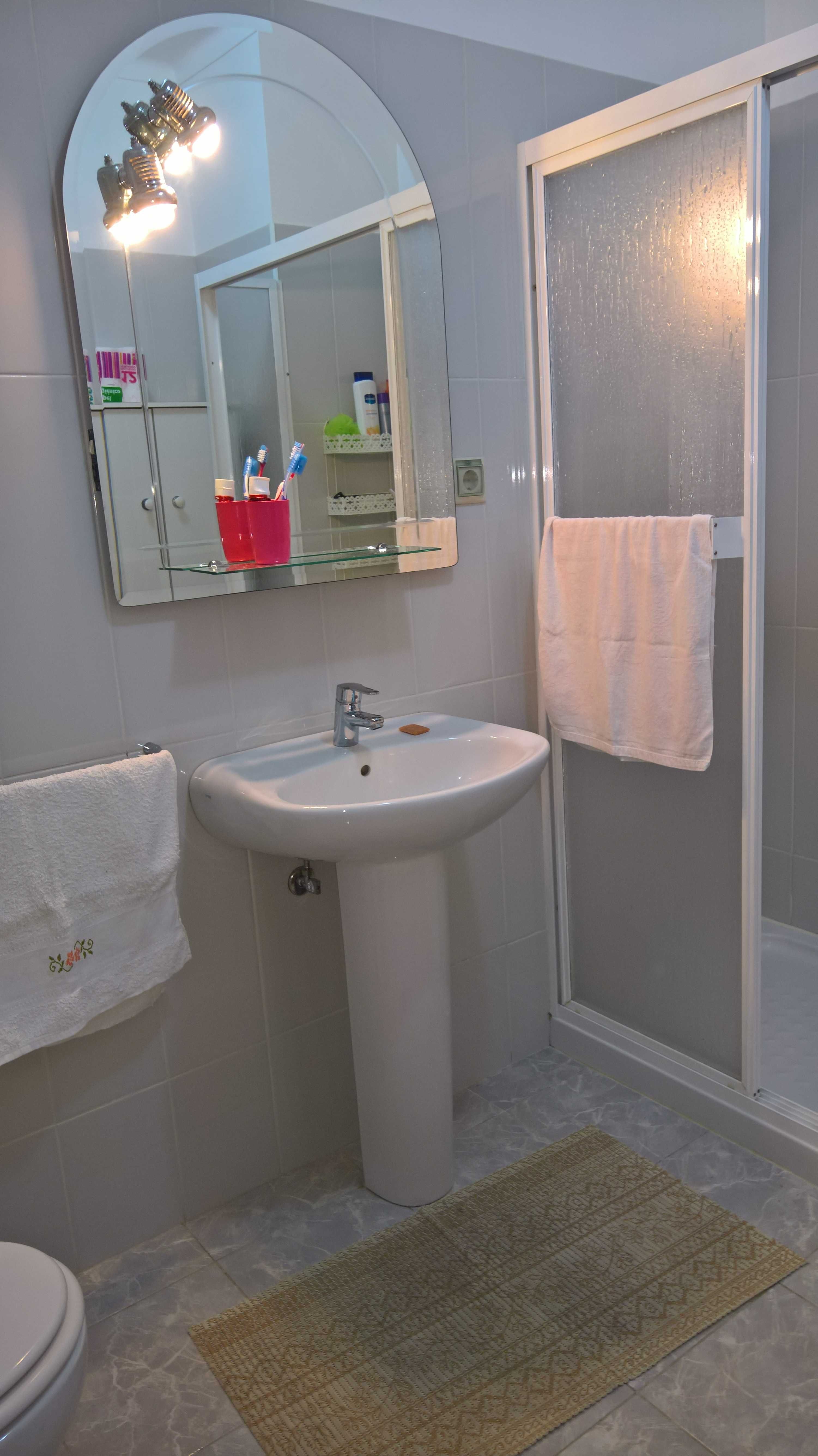Quarto grande junto ao C. Comercial Alma
