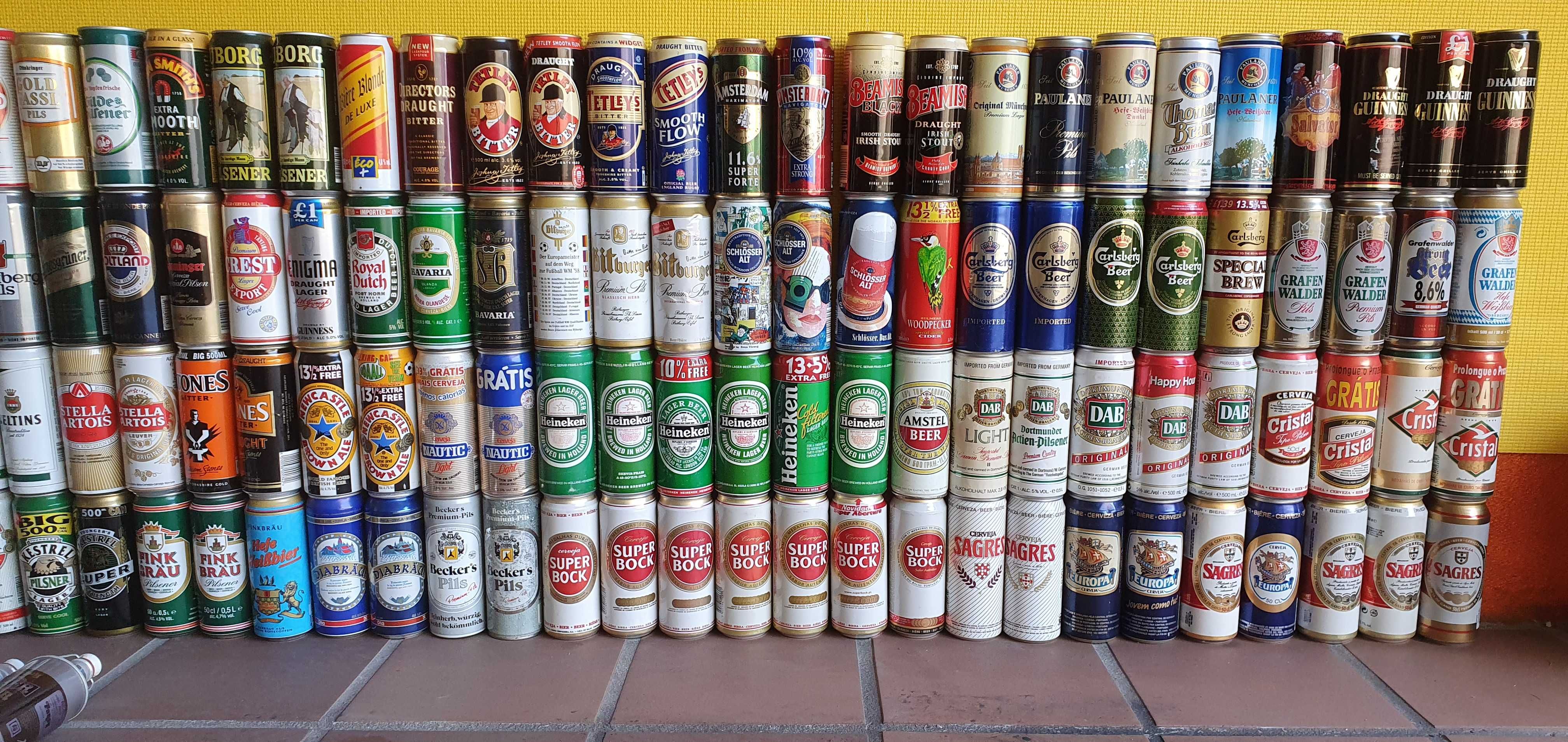 Coleção de 236 latas de bebida.