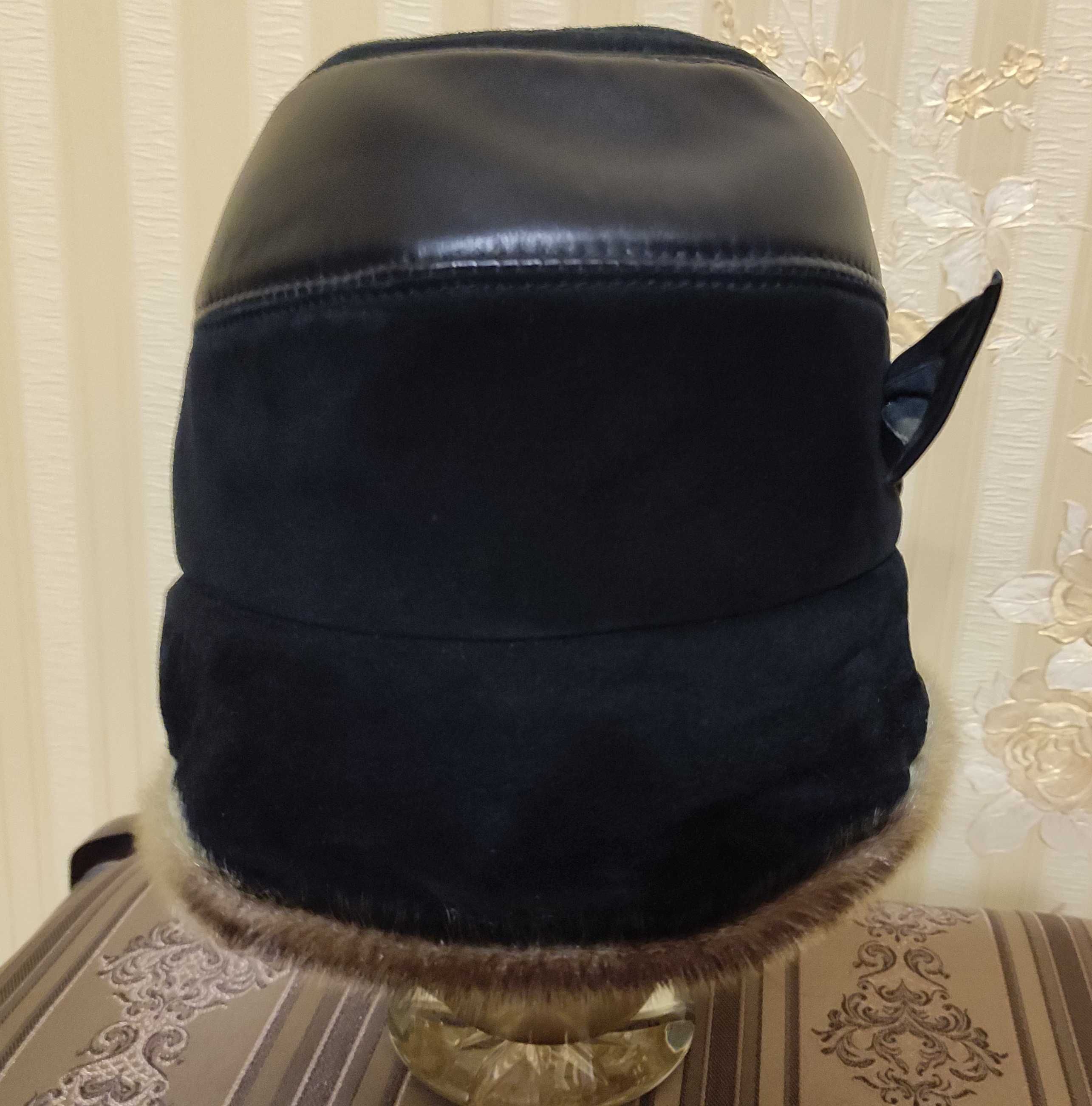 Шапка жіноча зимова з натуральної шкіри,замшу і хутро нерпи чорна