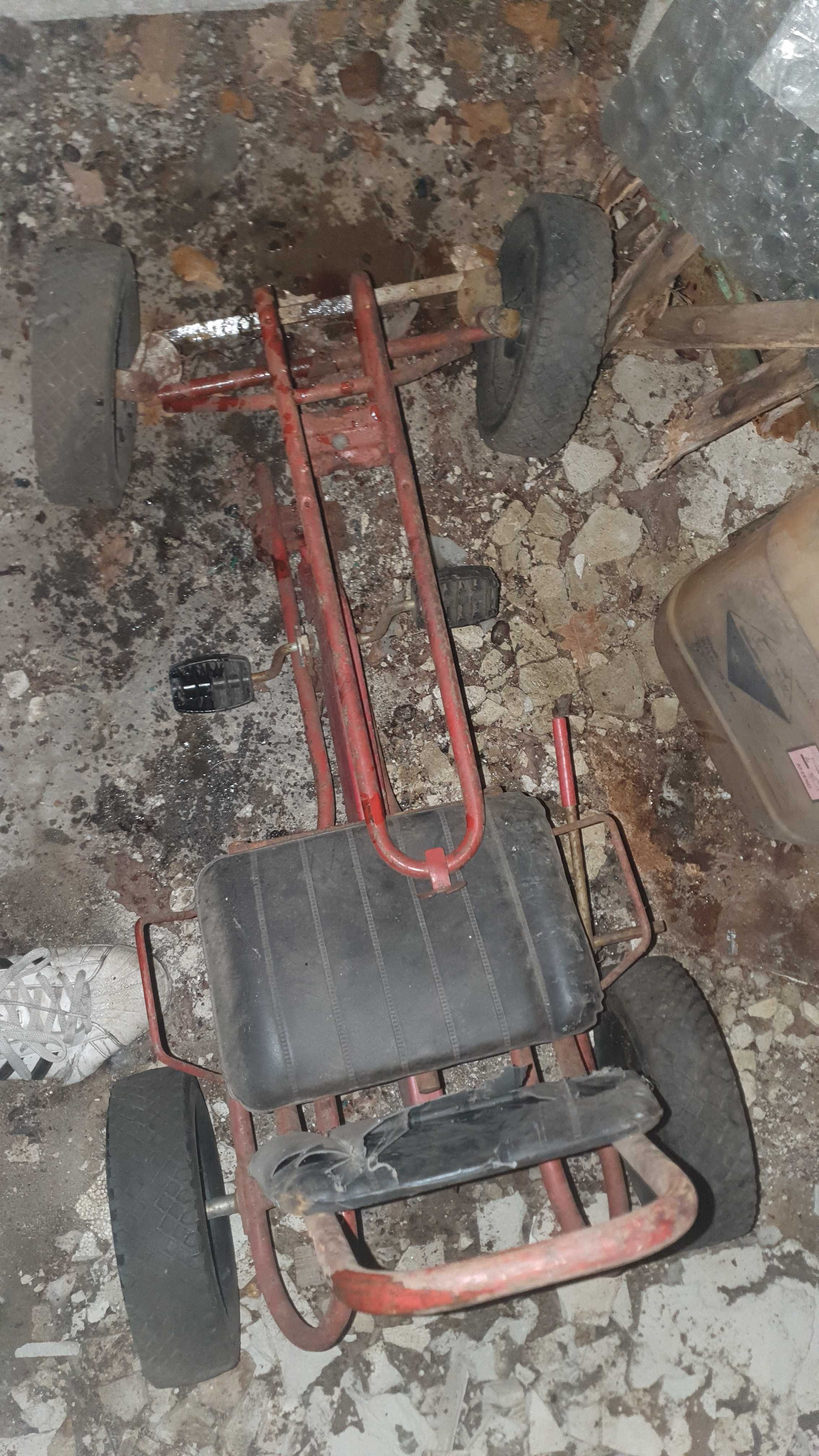 Samochód rowerek na pedały dziecięcy PRL metalowy czerwony gokart