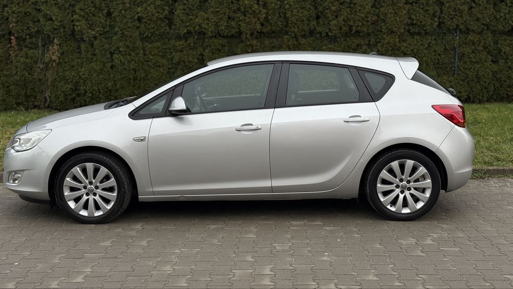 Opel Astra J 1.6 16v Benzyna 2011r z Niemiec