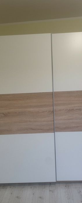 Szafa z rozsuwanymi drzwiami