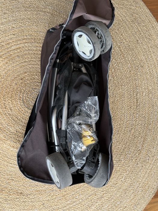 Carrinho de criança Quinny Zapp castanho + Quinny Zapp Extra em preto.